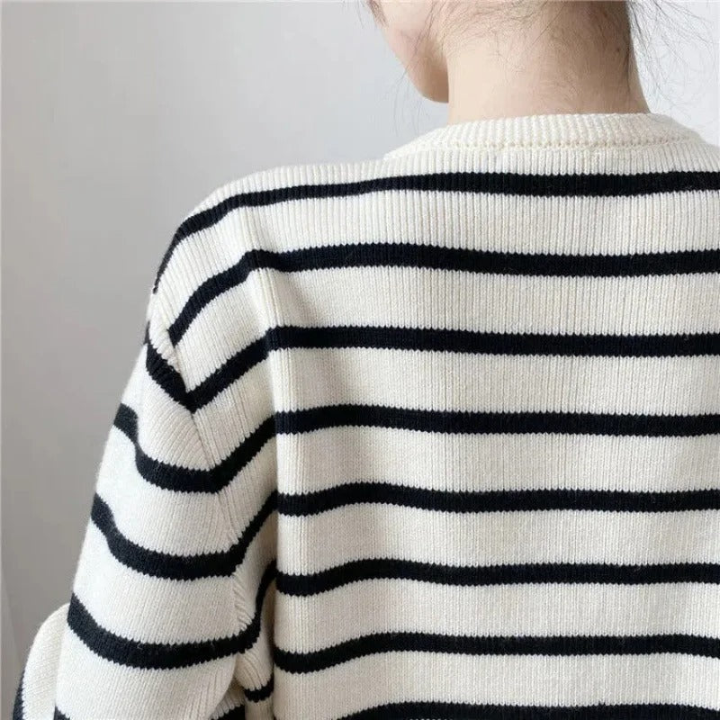 Elegant Knitted Cardigan with Stripes & Pockets