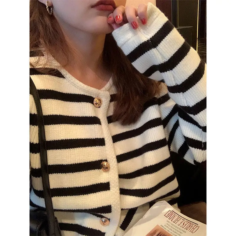 Elegant Knitted Cardigan with Stripes & Pockets