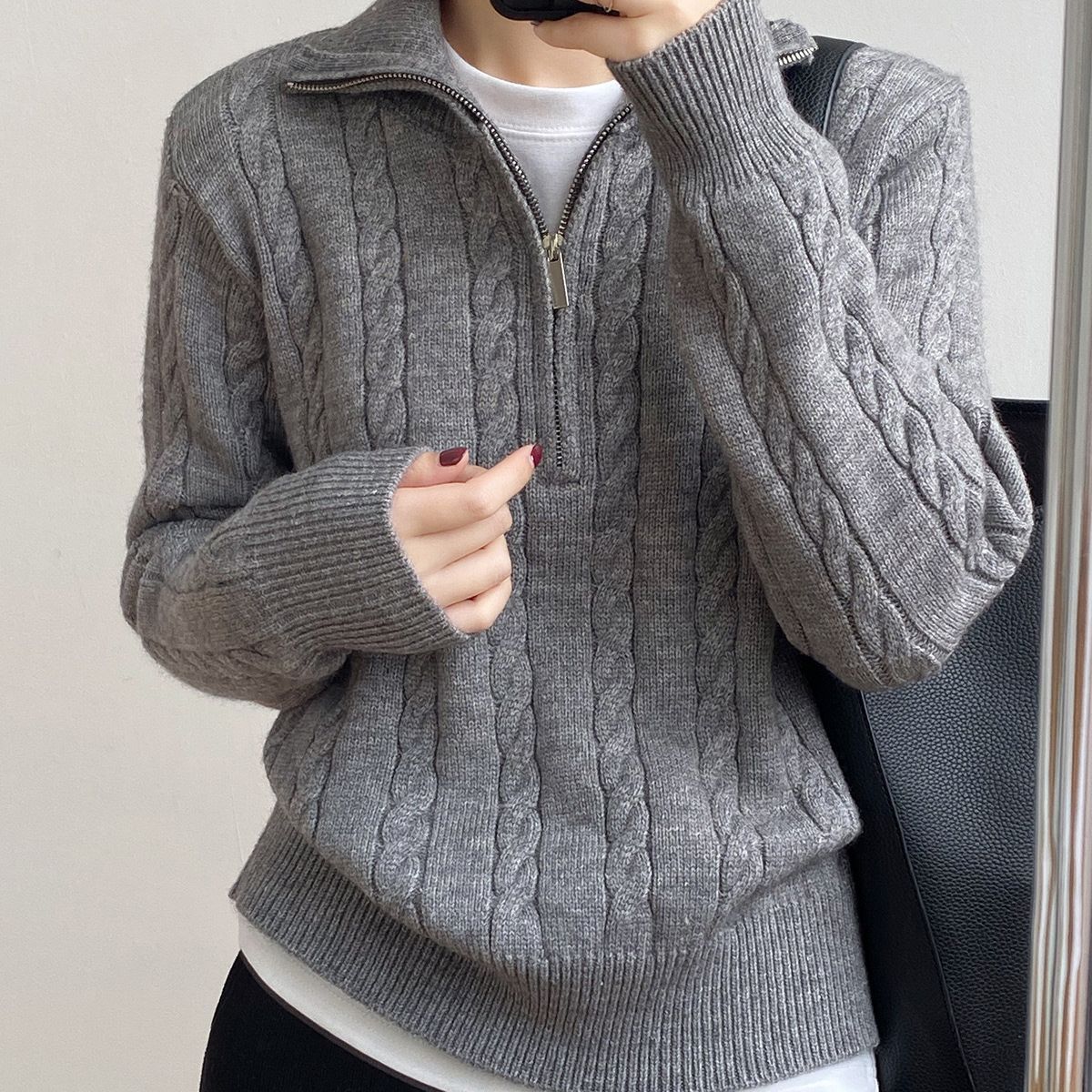 Isabelle Moreau | Trendy Zippered Sweater