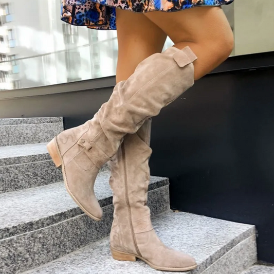 Léa Blanchet | Elegant and Trendy Boots