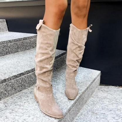 Léa Blanchet | Elegant and Trendy Boots